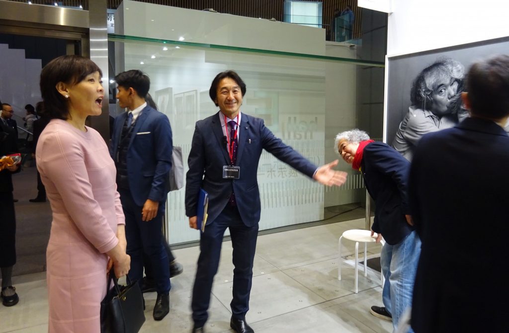 First Lady ABE Akie 安倍昭恵 arriving at the AOYAMA | MEGURO 青山｜目黒 booth