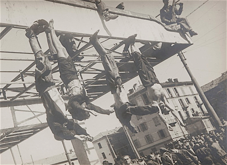 1945年4月28日、ムッソリーニの遺体が、ミラノのロレート広場に吊された