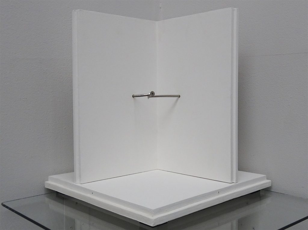 森田 浩彰 MORITA Hiroaki 「Screws」2017, bent screws, motor, steel, acrylic box, board 35 x 32 x 32 cm