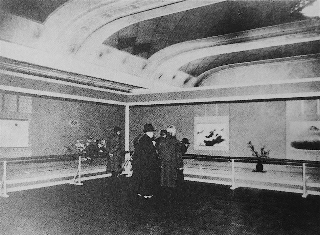 横山大観の「海山十題」を展示した日本橋高島屋の会場、1940年 (aka 皇紀2600年、昭和15年)