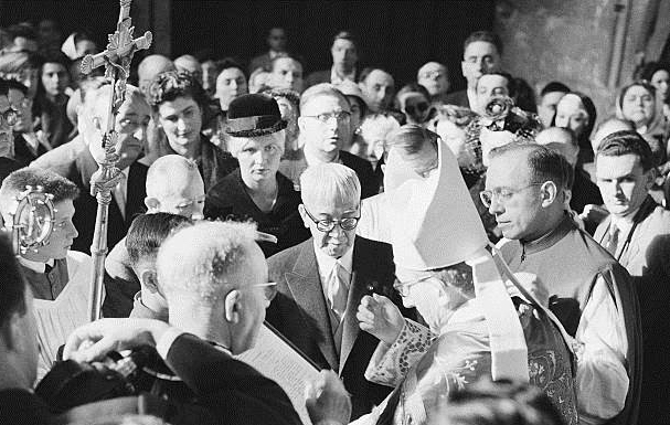 1959年10月14日、ランス・ノートルダム大聖堂で洗礼を受けるフジタ夫妻