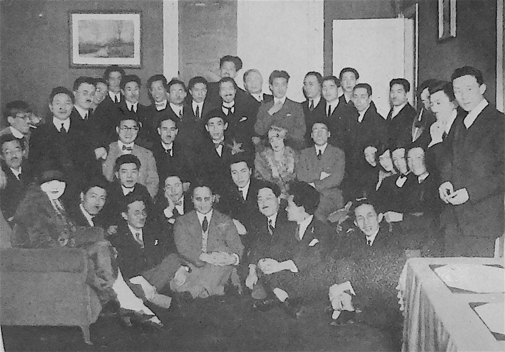 パリの日本人クラブ、左側に藤田嗣治 1935頃、Japanese club in Paris, far left FOUJITA Tsuguharu, ca. 1935
