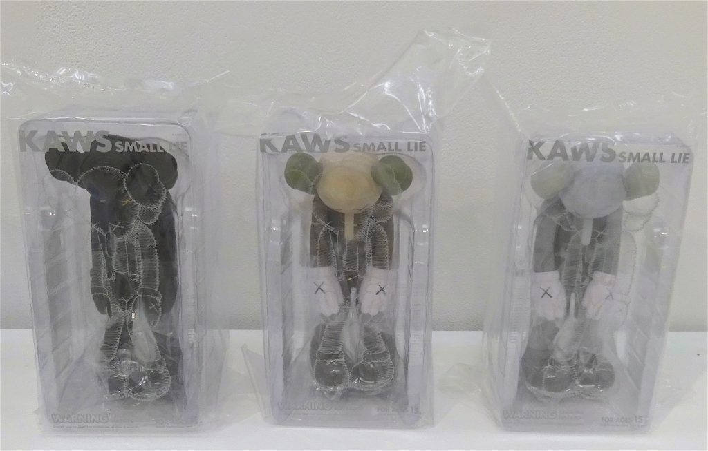 KAWS 「SMALL LIE」