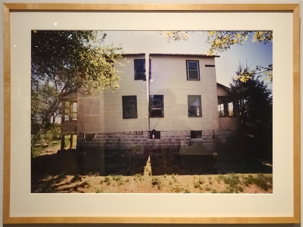 ゴードン・マッタ・クラーク Gordon Matta-Clark “Splitting” 1974, Silver dye bleach print (Cibachrome), Courtesy The Estate of Gordon Matta-Clark and David Zwirner, New York / London / Hongkong