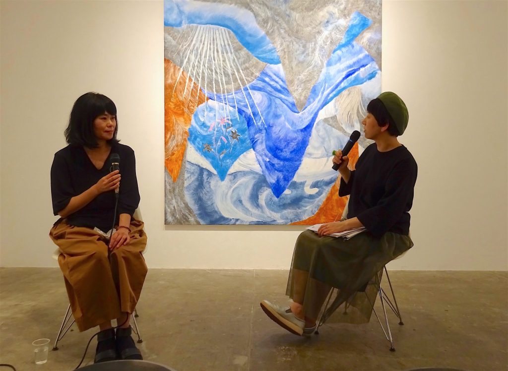 村瀬恭子 MURASE Kyoko と 蔵屋美香 KURAYA Mika、壁： “Lily” 2010, 200 x 190 cm, Oil, color pencil on cotton