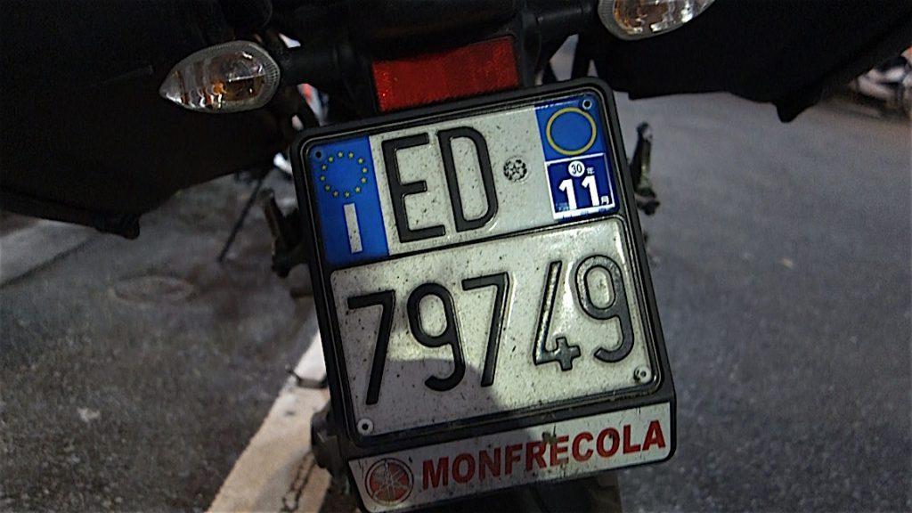 ロサリア・イアゼッタのバイクのイタリア・EUのナンバープレート