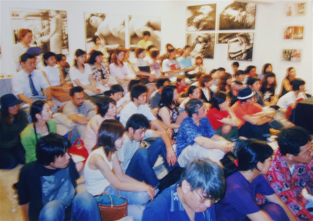 講演会の風景、ミヅマアートギャラリー、東京青山、2001年8月10日