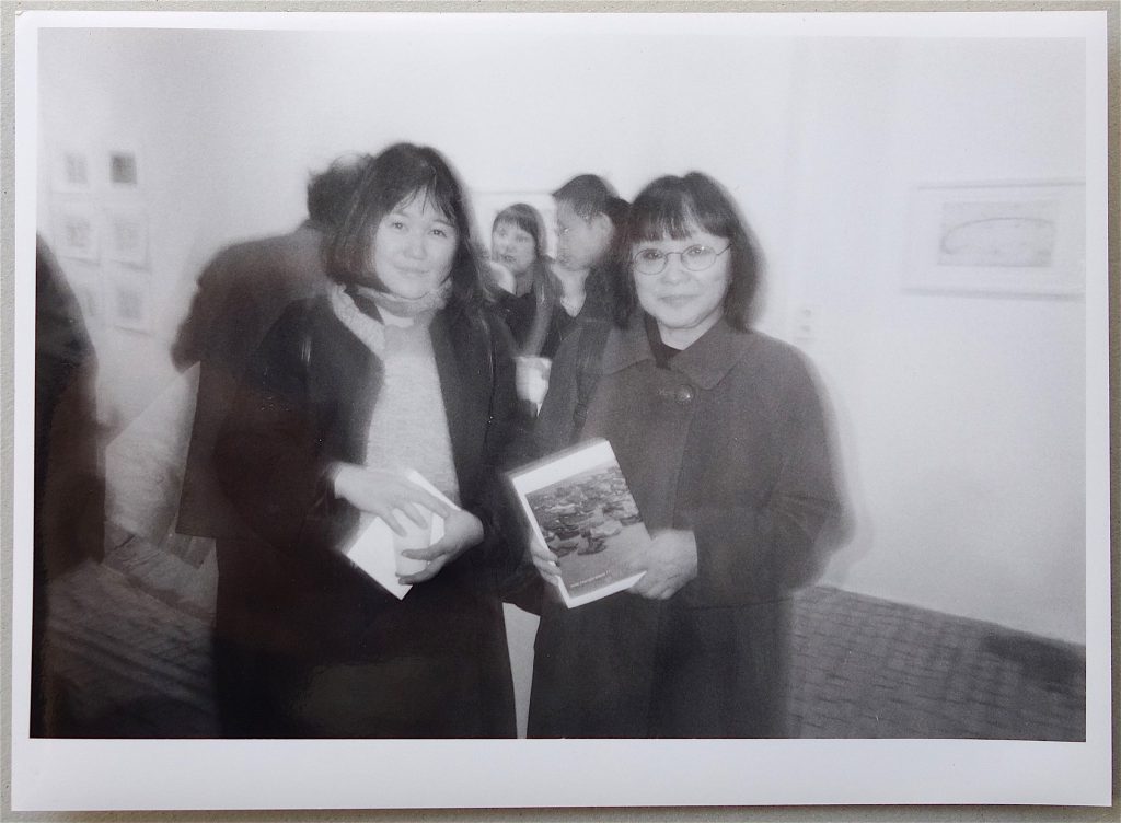 Left, 塩田千春 SHIOTA Chiharu’s first solo show in Berlin @ Prüss & Ochs Gallery 1999 “Dreaming Time” (写真は初公開)