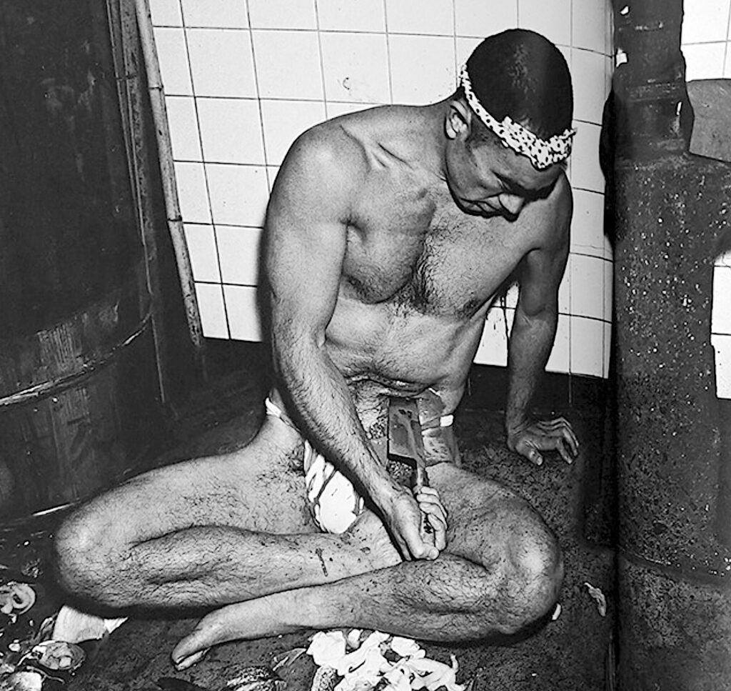 三島由紀夫は冗談のような存在で、滑稽で笑える日本の芸能人だった。MISHIMA Yukio is a joke, the ridiculous, laughable Japanese showman. 1