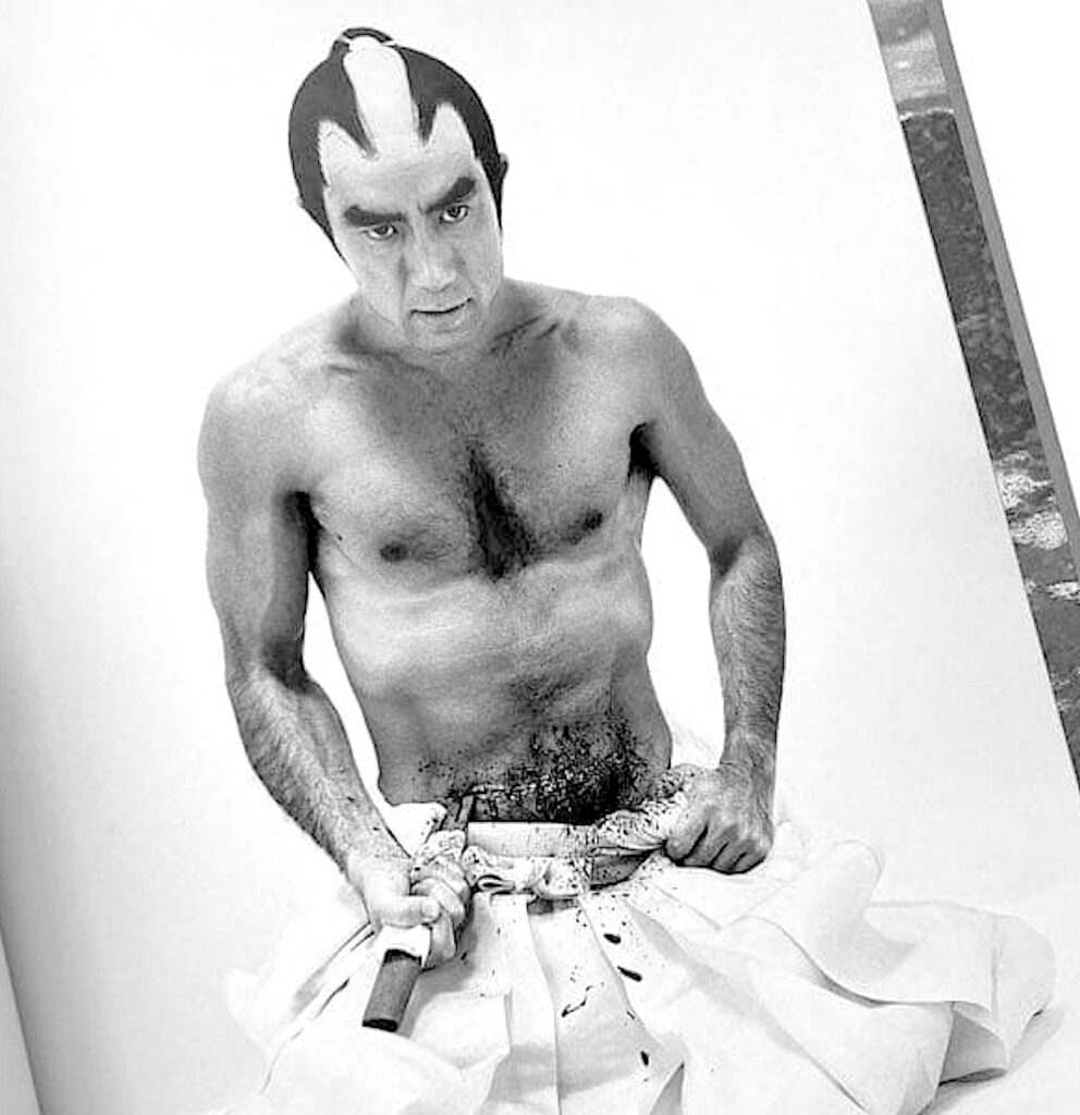 三島由紀夫は冗談のような存在で、滑稽で笑える日本の芸能人だった。MISHIMA Yukio is a joke, the ridiculous, laughable Japanese showman. 2