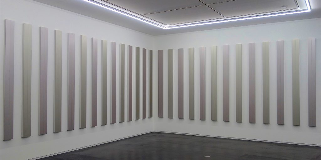 桑山忠明 KUWAYAMA Tadaaki “Untitled” 2018, Metallic paint on Bakelite board with aluminium bracket, 240.2 x 18 x 6.1 cm each