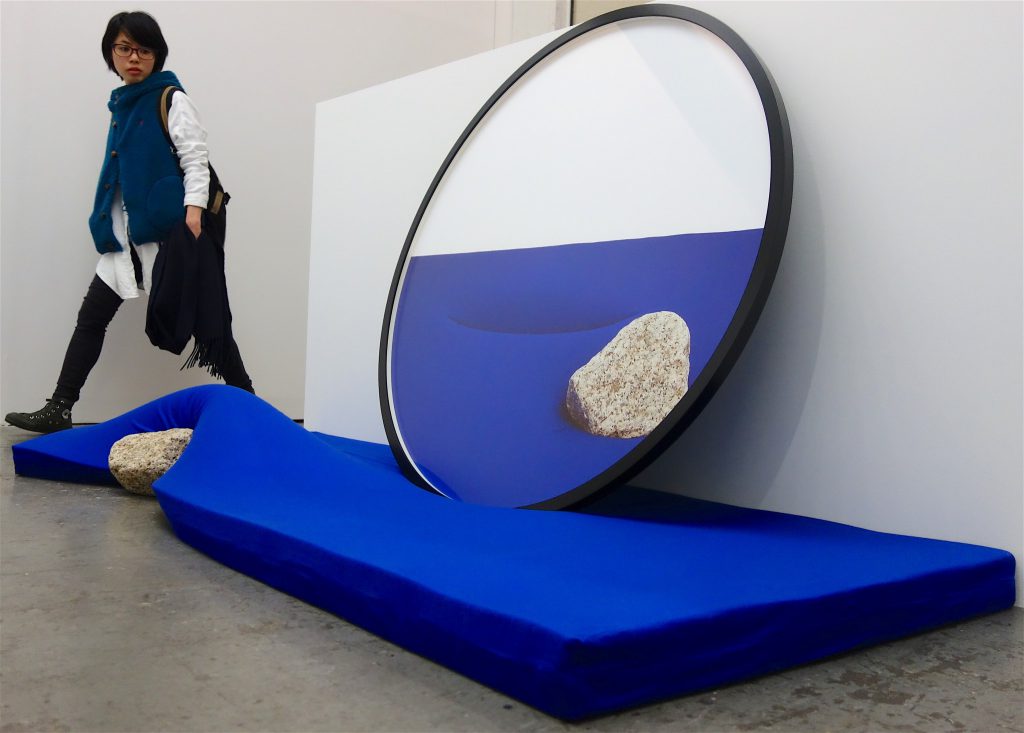 磯谷博史 ISOYA Hirofumi 「視差的仕草 (ブルー、ホワイト)」 “Parallax Gesture (Blue, White)” 2016. Framed Lambda print, blue mattress, rust granite of Ise