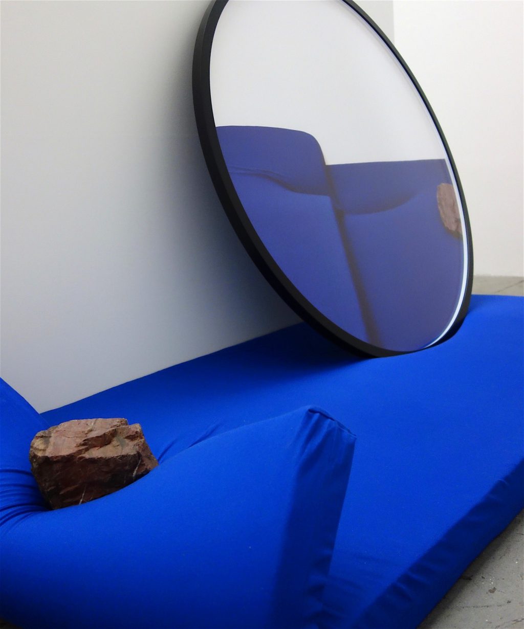 磯谷博史 ISOYA Hirofumi 「視差的仕草 (ブルー、レッド)」 “Parallax Gesture (Blue, Red)” 2016, detail. Framed Lambda print, blue mattress, red sedimentary rock of Chichibu, white wall