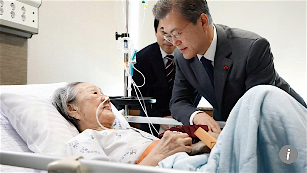 Kim Bok-dong with South Korean President Moon Jae-in