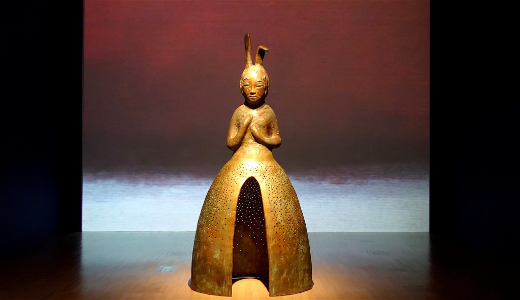 IKEMURA Leiko イケムラレイコ「うさぎ観音 II」”Usagi Kannon II” 2013-14, ブロンズ, パティナ Patinated bronze, 330 x 118 x 155 cm ケルン市立東洋美術館 Museum für Ostasiatische Kunst Köln