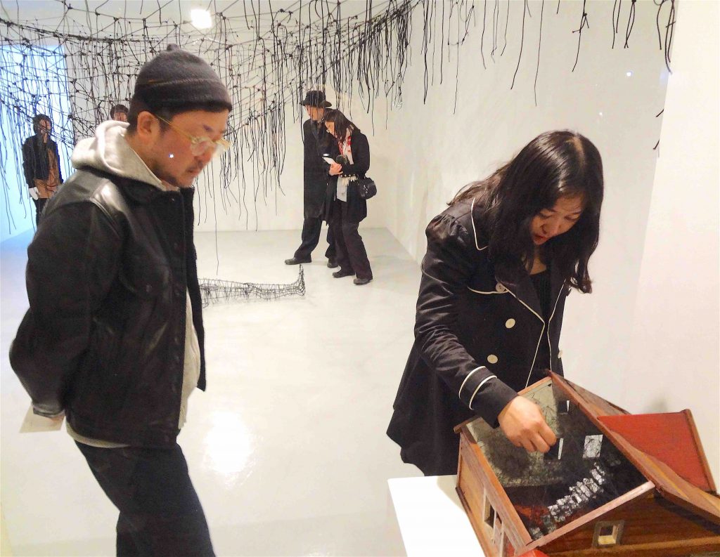 ケンジタキギャラリー、「存在のあり方」展 のオープニング、2012年3月8日