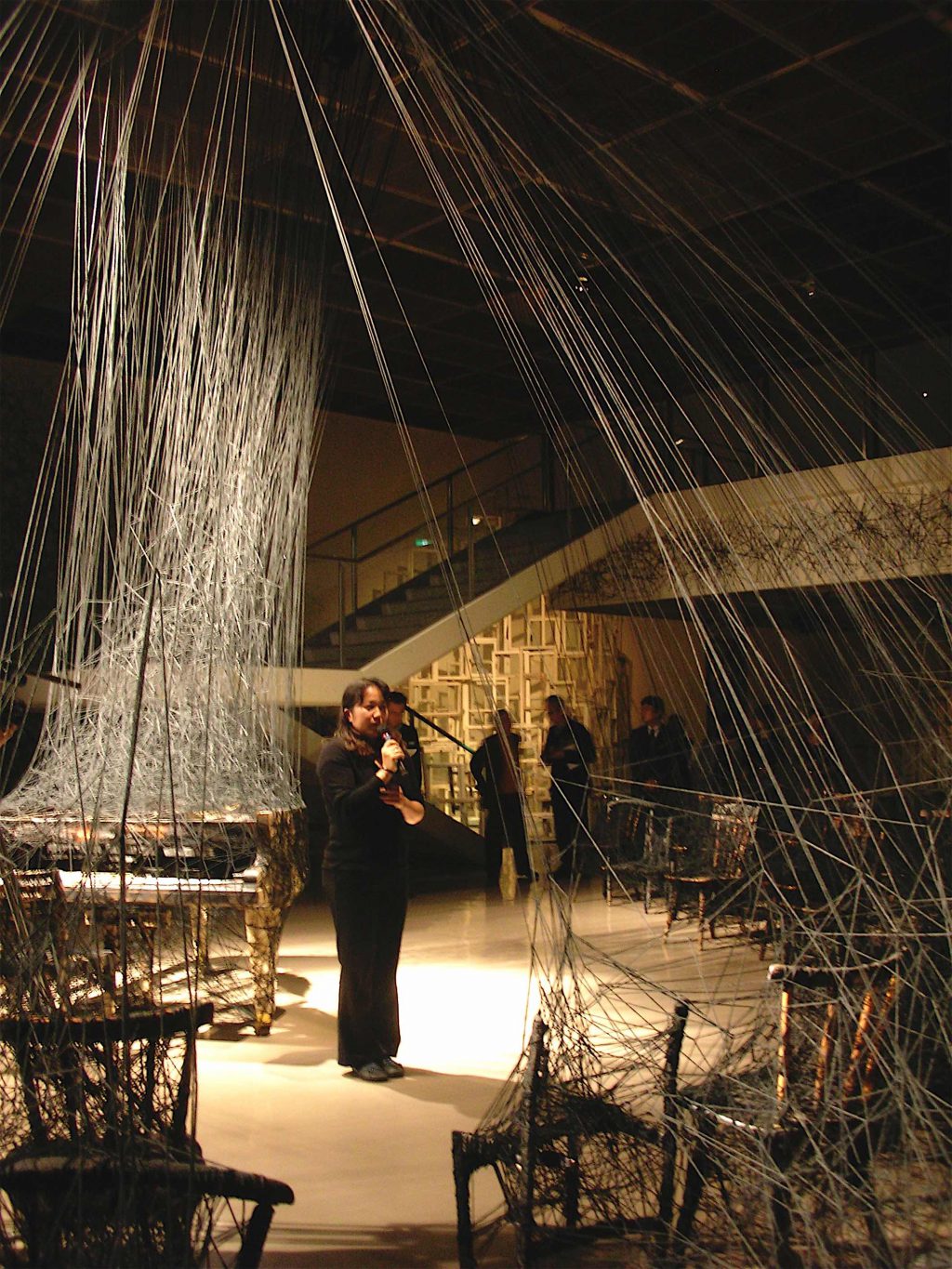 塩田千春 SHIOTA Chiharu「From In Silence」展、神奈川県民ホール Kanagawa Kenmin Hall, 2007年10月18日