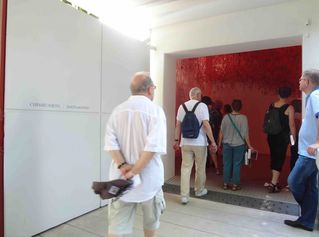 塩田千春 SHIOTA Chiharu ヴェネツィア・ ビエンナーレ 日本館の入口 Venice Biennale, Japan Pavilion Entrance, 2015