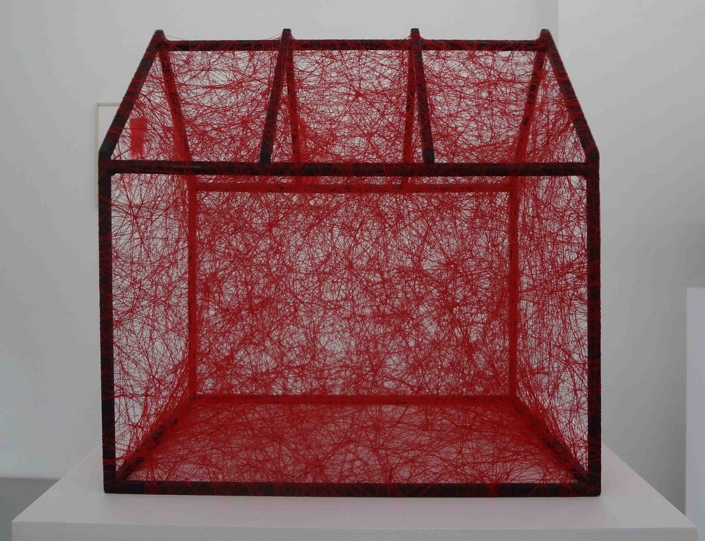 塩田千春 「Zustand des Seins (Rotes Haus) : State of Being (Red House)」2012