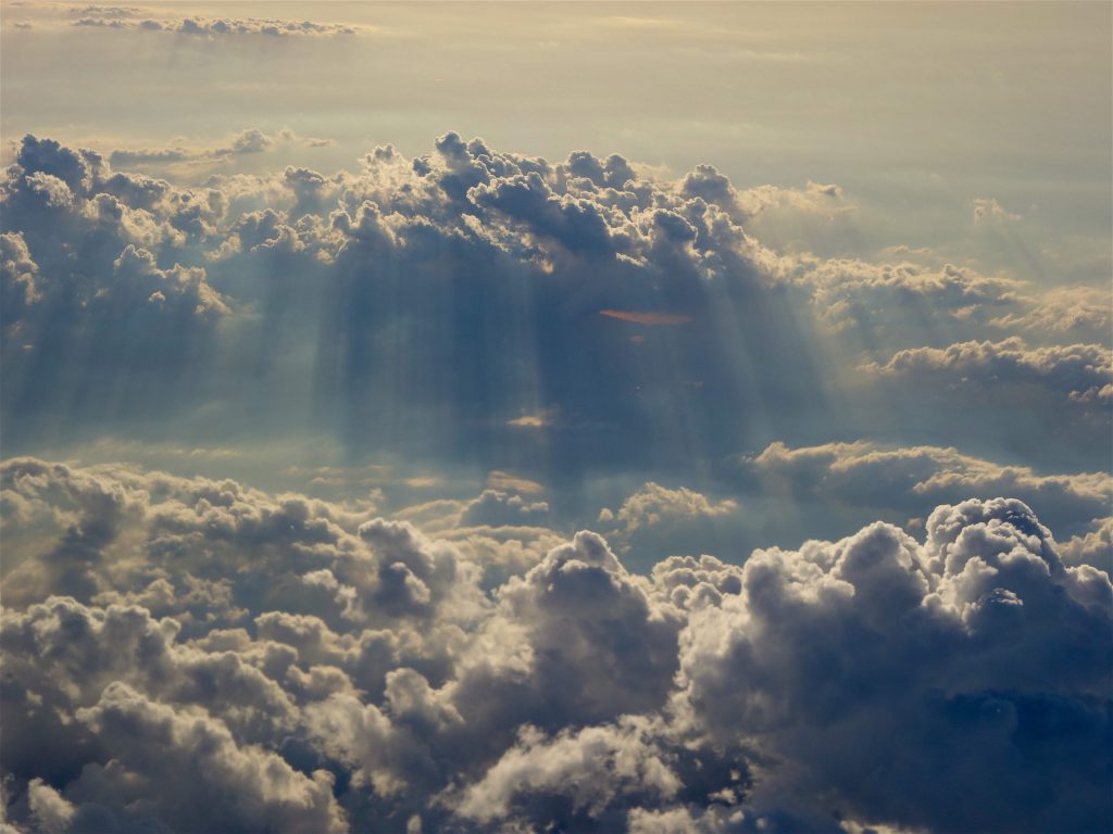 自由でボーダレスであるはずの雲の上を飛ぶ Flying Above The Clouds Where Freedom Should Be Borderless Articles Art Culture