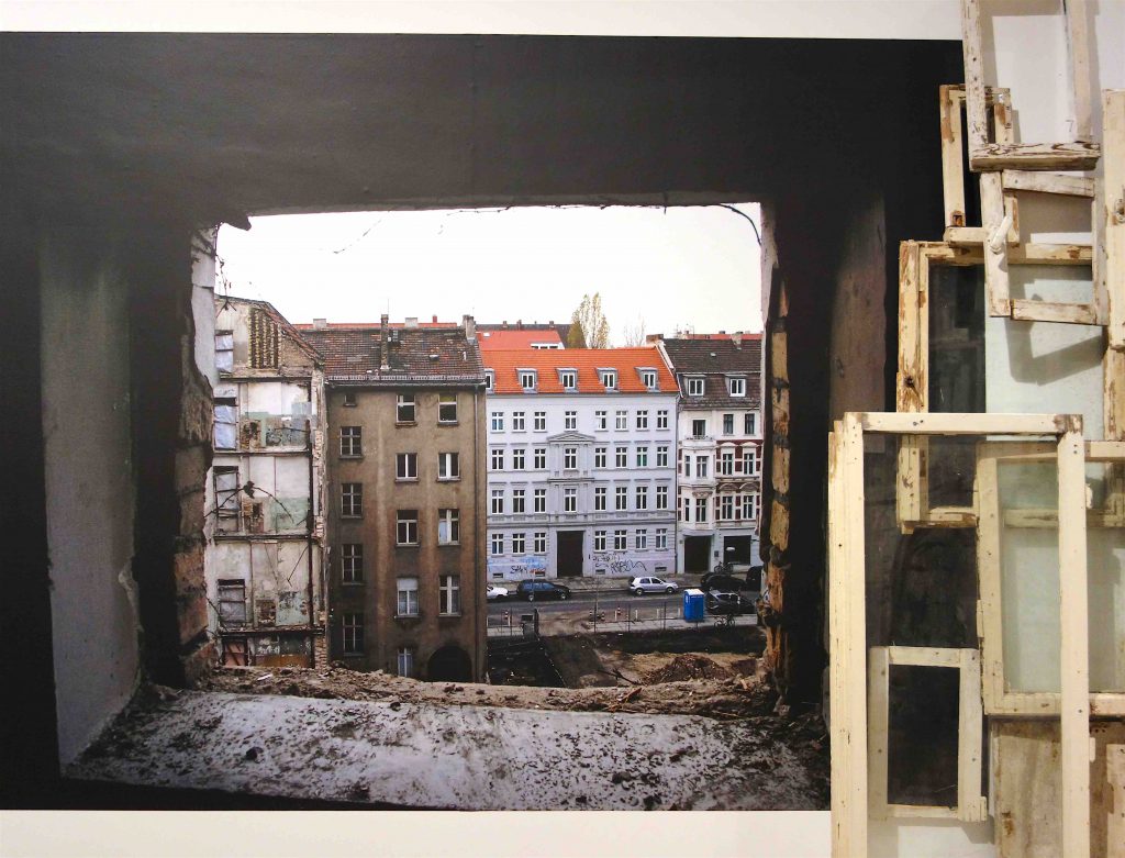 塩田千春 SHIOTA Chiharu “ベルリンの工事現場 View of Construction Site in Berlin” 2004 Photo taken by Sunhi Mang