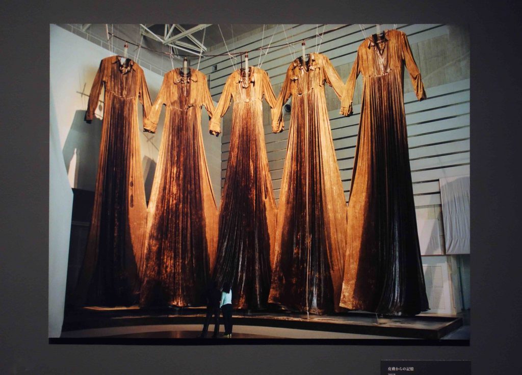 塩田千春 SHIOTA Chiharu “皮膚からの記憶 Memory of Skin” 2001. Installation (dresses, dirt, water) Yokohama Triennale 2001