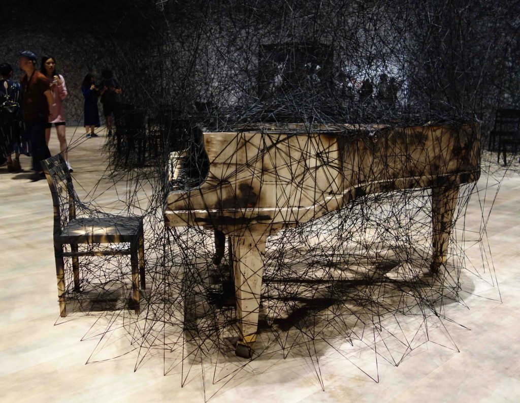 塩田千春 SHIOTA Chiharu “静けさのなかで In Silence” 2002-2019, Burnt piano, burnt chair, Alcantara black thread