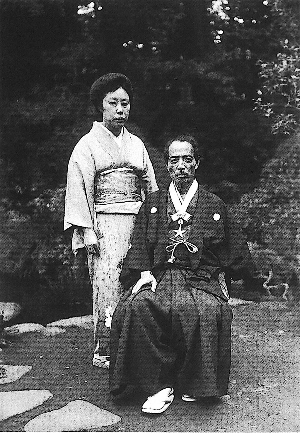 昭和12年（1937）文化勲章受章の記念写真の大観と静子夫人