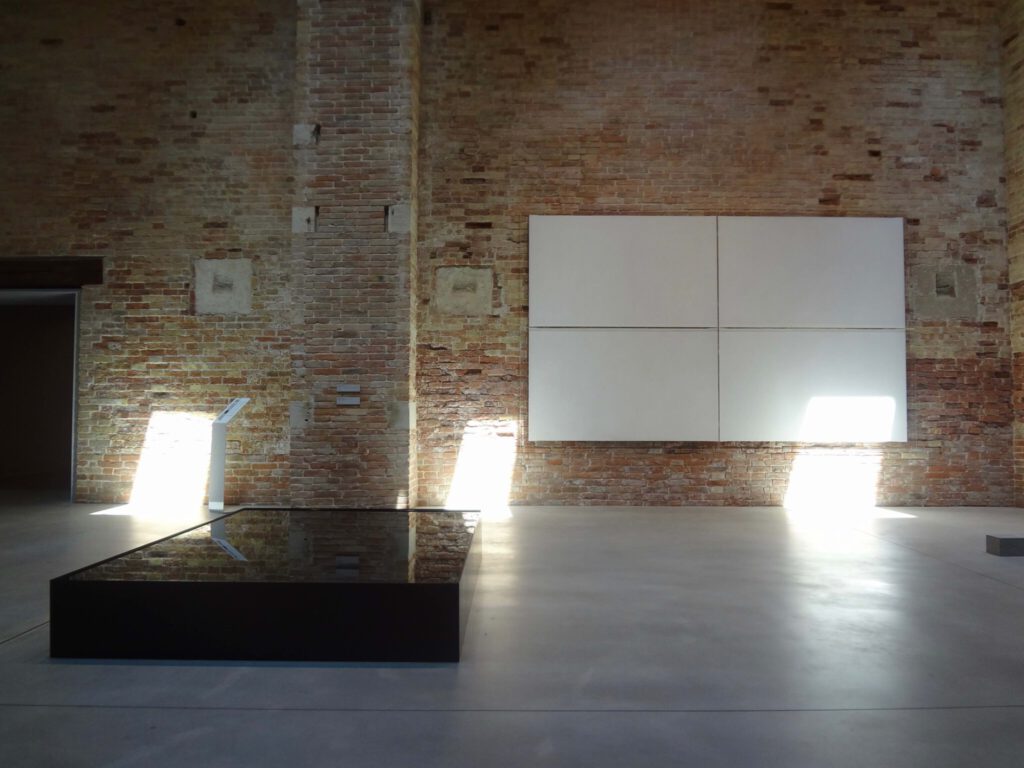 関根伸夫 SEKINE Nobuo 空相ー水 (部分) Phase of Nothingness-Water 1969-2005-2012 (in front), Guilio Paolini “Vedo” 1969 (wall)