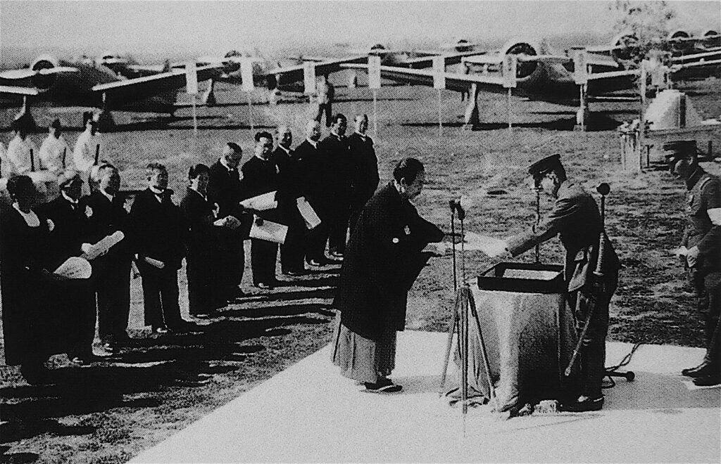 羽田飛行場で戦争画家横山大観 ー 横山大観号と名付けられた爆撃機 1941年（皇紀2601年、昭和16年）
