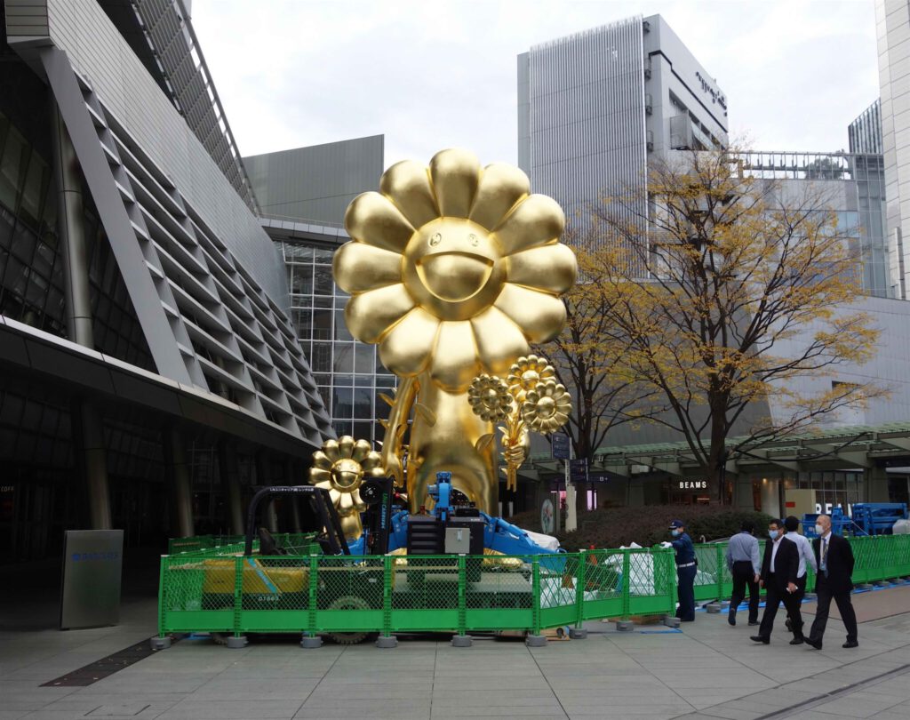 森美術館前なう 日本一美術家 天才村上隆の超ダサい 米国産 金色うんこ自画像 爆笑 In Front Of The Mori Art Museum Now Japan S No 1 Artist Genius Murakami Takashi S Made In America Golden Bullshit Self Portrait Sucks Rofl Articles Art