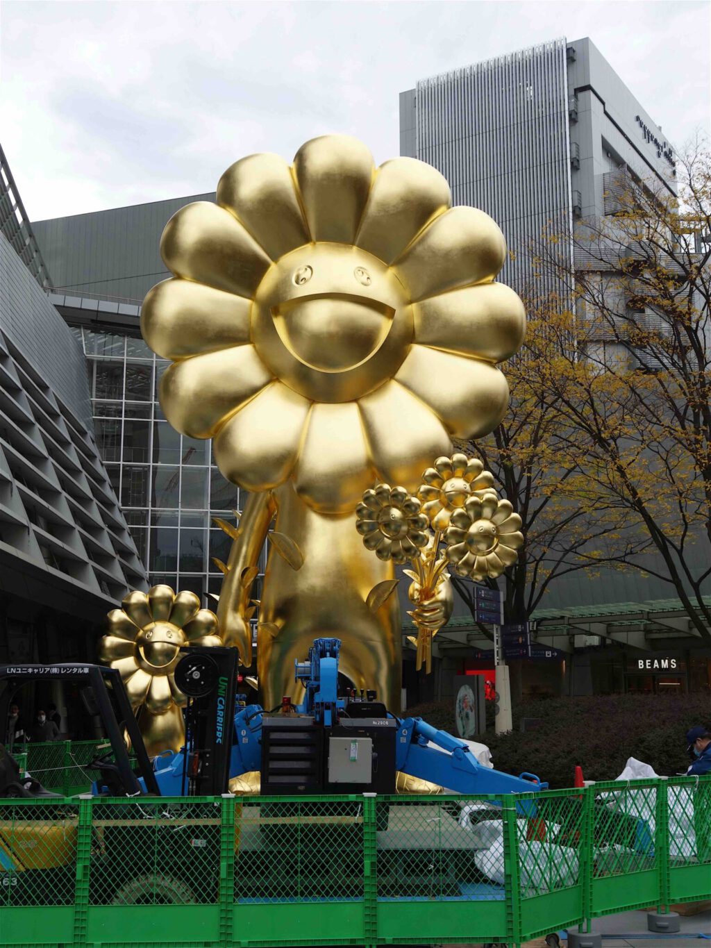 森美術館前なう 日本一美術家 天才村上隆の超ダサい 米国産 金色うんこ自画像 爆笑 In Front Of The Mori Art Museum Now Japan S No 1 Artist Genius Murakami Takashi S Made In America Golden Bullshit Self Portrait Sucks Rofl Articles Art