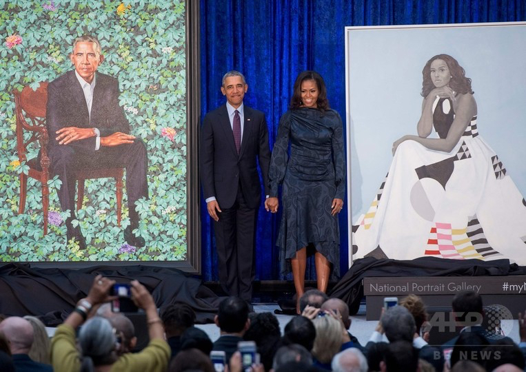 バラク・オバマ前米大統領夫妻は12日、首都ワシントンの国立肖像画美術館で、同夫妻をそれぞれ描いた肖像画2点、（右）エイミー・シェラルド作