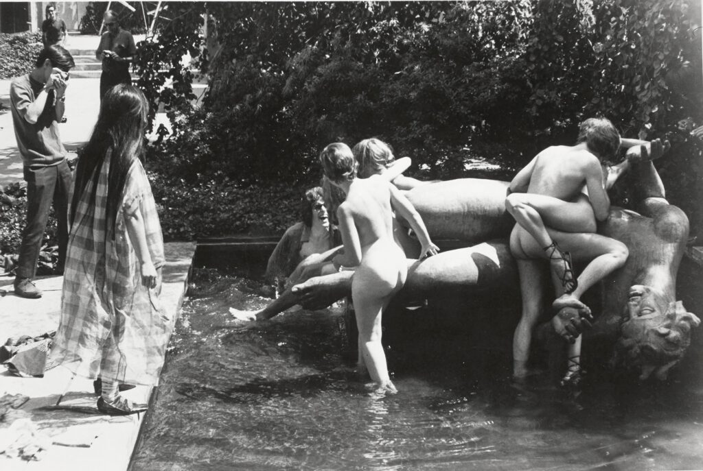 Japanese artist KUSAMA Yayoi 草間彌生 staging a ‘guerrilla nude happening’ in the Rockefeller Garden at the Museum of Modern Art MoMA, calling it “Grand Orgy to Awaken the Dead”. New York 1969