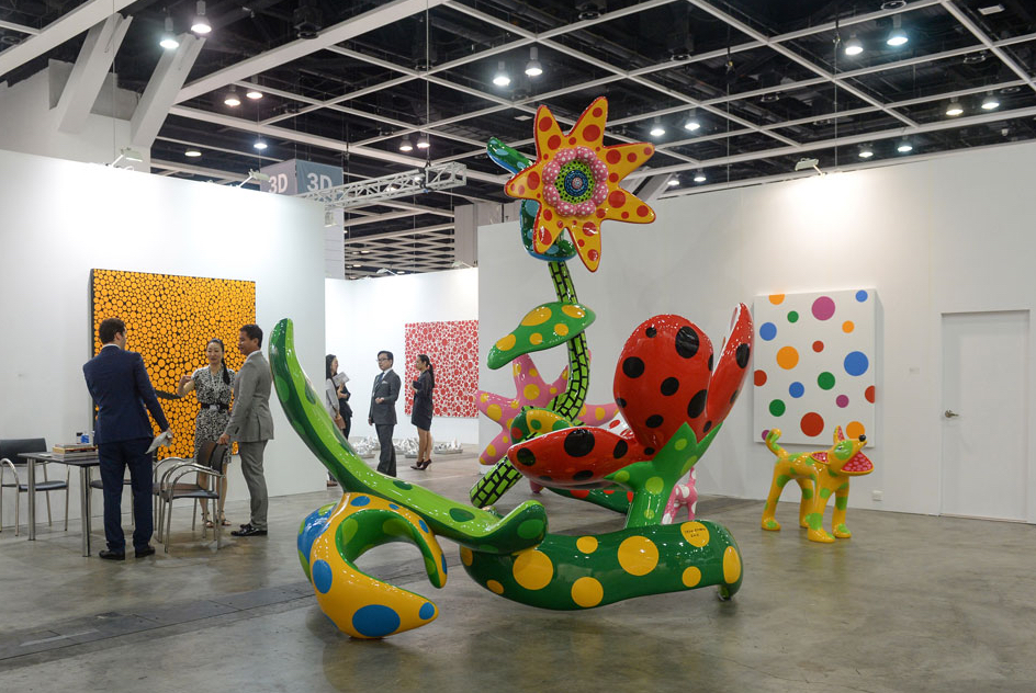 Joint booth by Ota Fine Arts and Victoria Miro @ Art Basel Hong Kong 2013. Art dealers Glenn Scott Wright and OTA Hidenori to be seen.