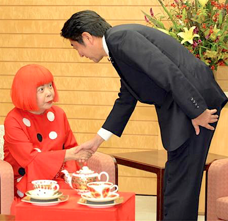 KUSAMA Yayoi being greeted by the late PM ABE Shinzo in the Prime Minister’s Office