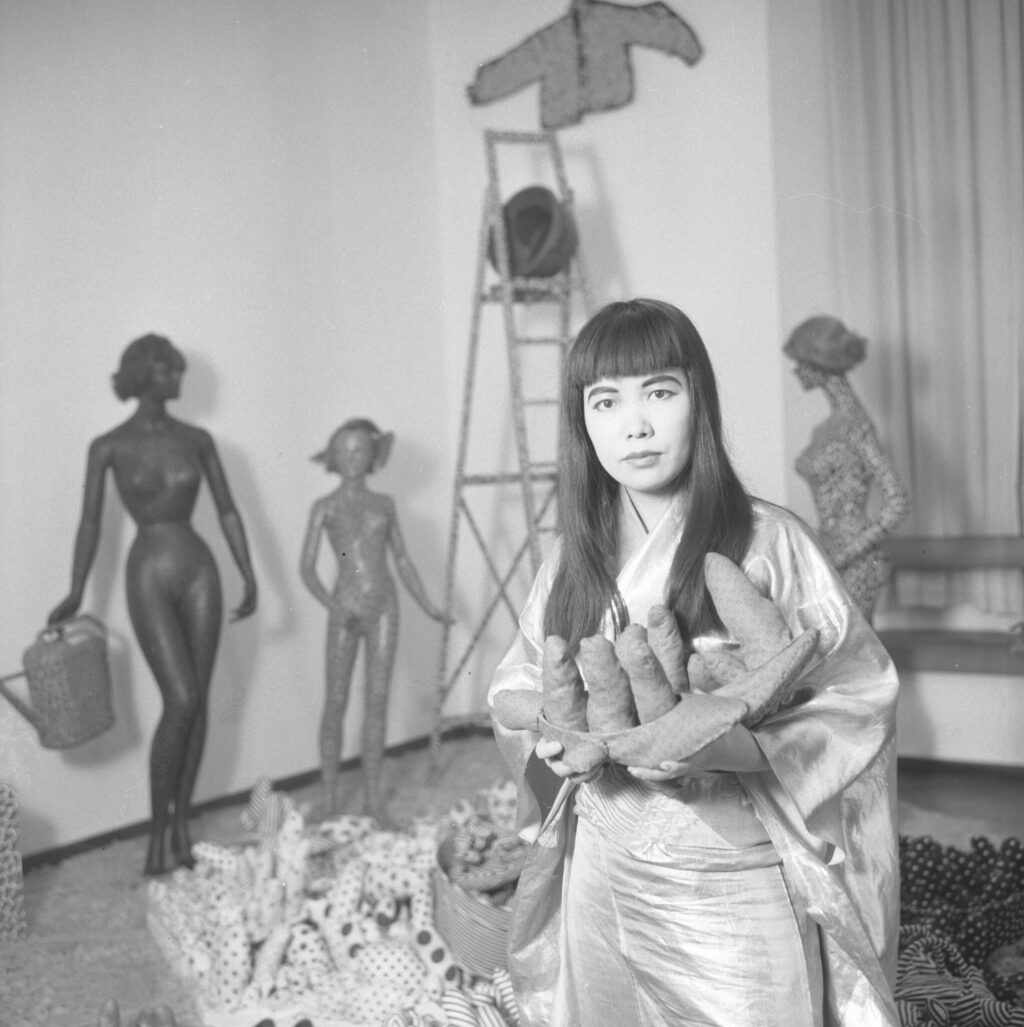 Kusama posing with her works, Milano 1966