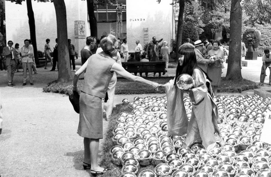 Kusama selling mirror balls for 2 Dollars each in front of the Italian Pavillon during Venice Biennale 1966