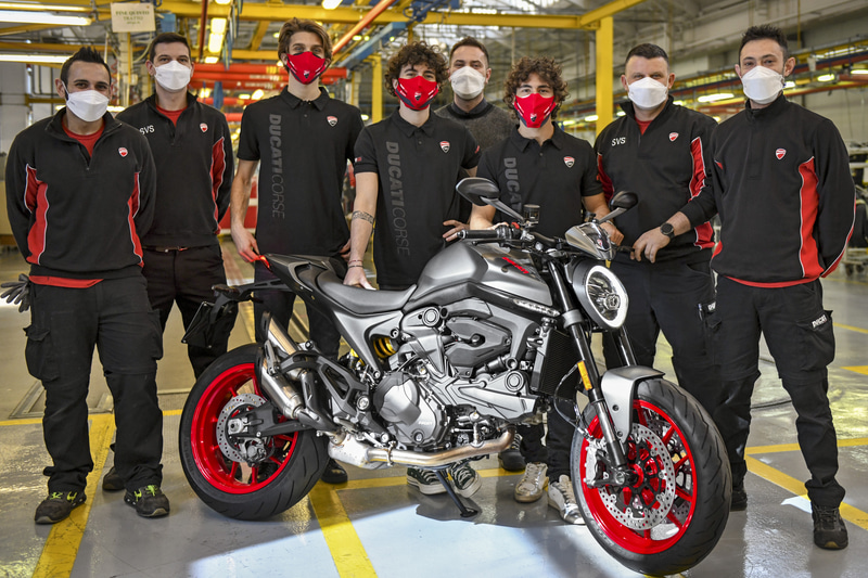 New DUCATI MONSTERの工場、イタリア