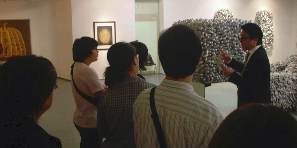 OTA Hidenori 大田秀則 lecturing about KUSAMAs works in the Takahashi Ryutaro Collection 高橋龍太郎コレクション