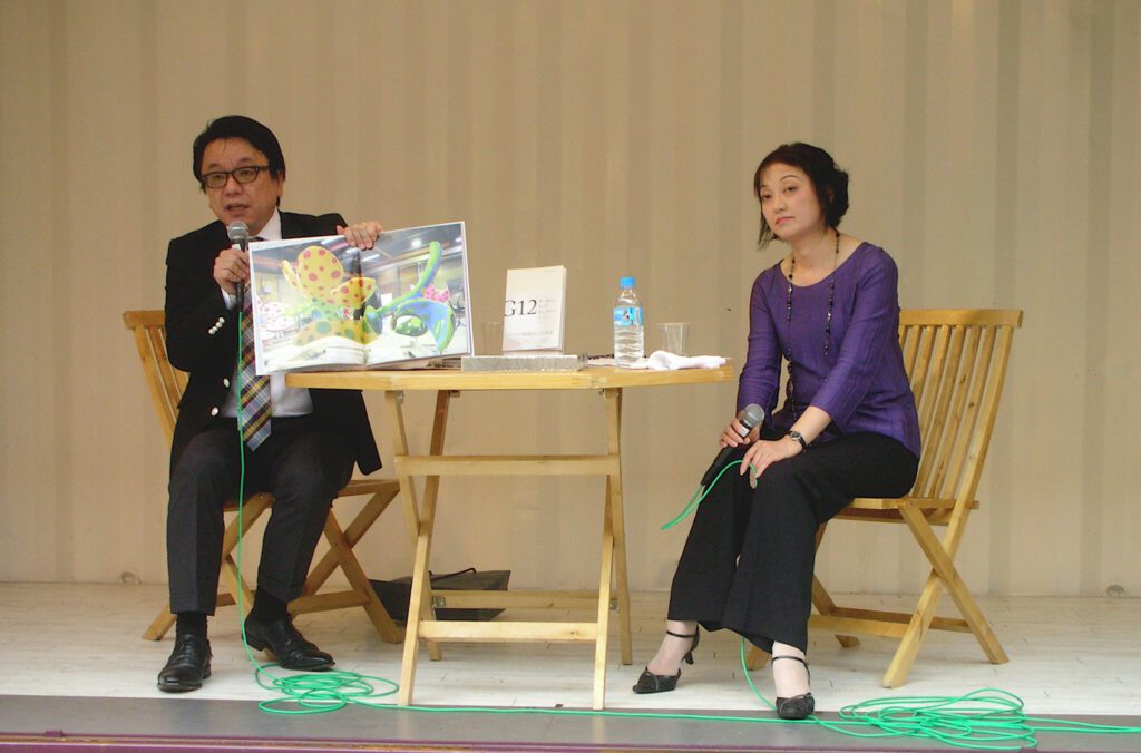 OTA Hidenori 大田秀則 lecturing about 草間彌生 KUSAMA Yayoi’s recent body of works 2009-6-27 Hibiya, Tokyo