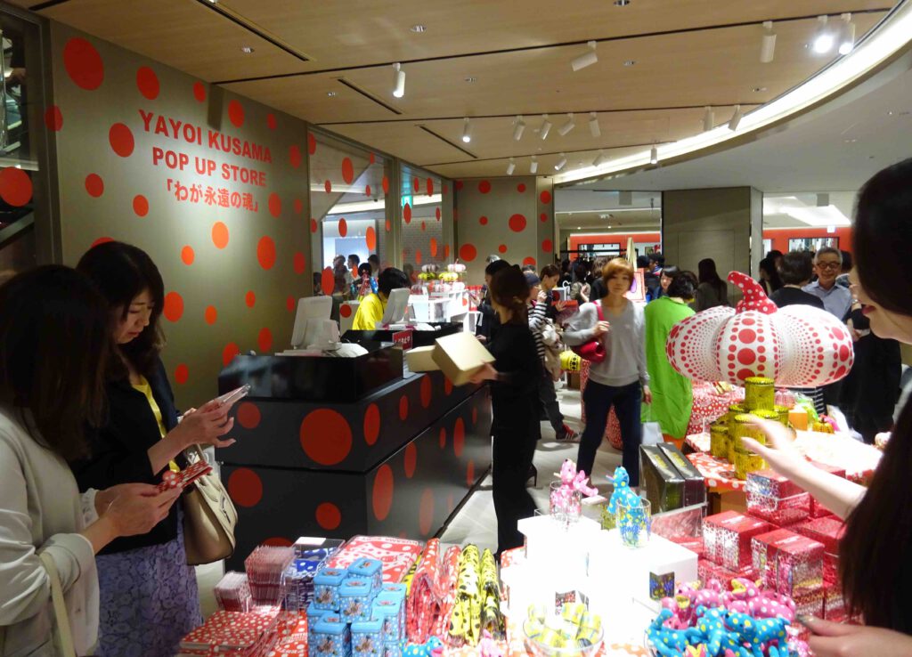 草間彌生 KUSAMA Yayoi GINZA SIX 18. April 2017