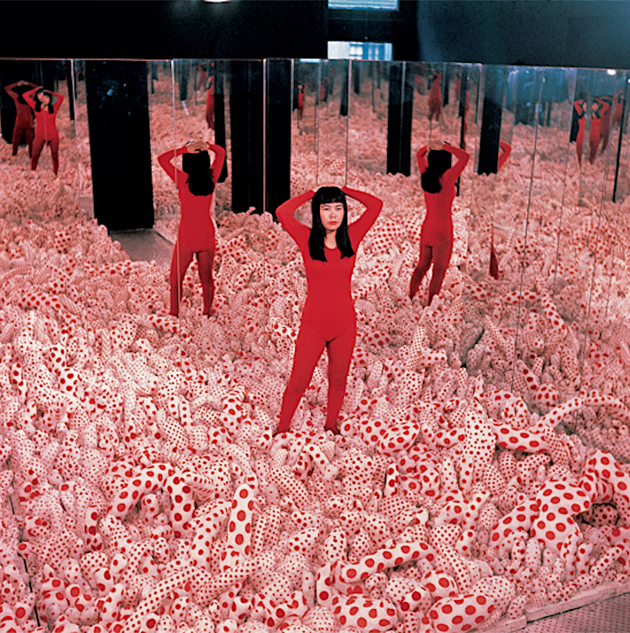 草間彌生 KUSAMA Yayoi “Phalli’s Field” 1965. Photo by HOSOE Eikoh