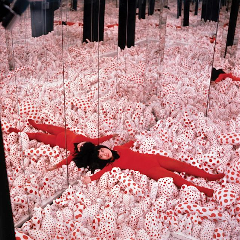 草間彌生 KUSAMA Yayoi “Phalli’s Field” 1965. Photo by HOSOE Eikoh