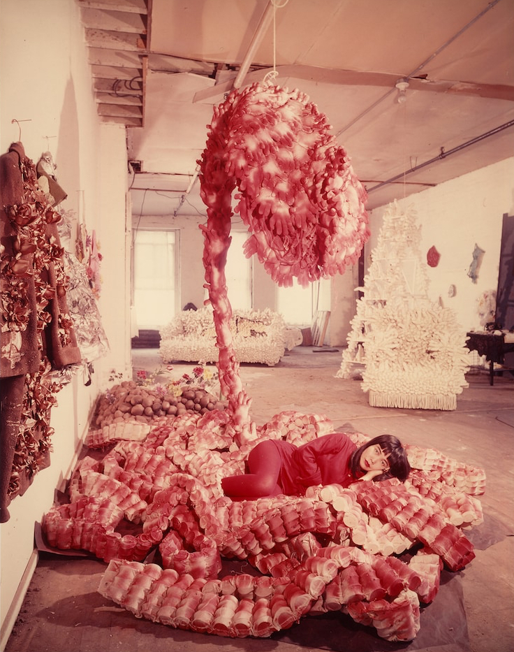 草間彌生 KUSAMA Yayoi in her studio with “My Flower Bed” (1962) , New York, 1965