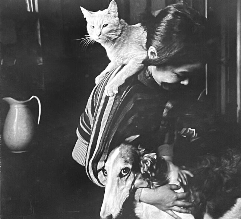 草間彌生 KUSAMA Yayoi with cat and dog, New York 1959