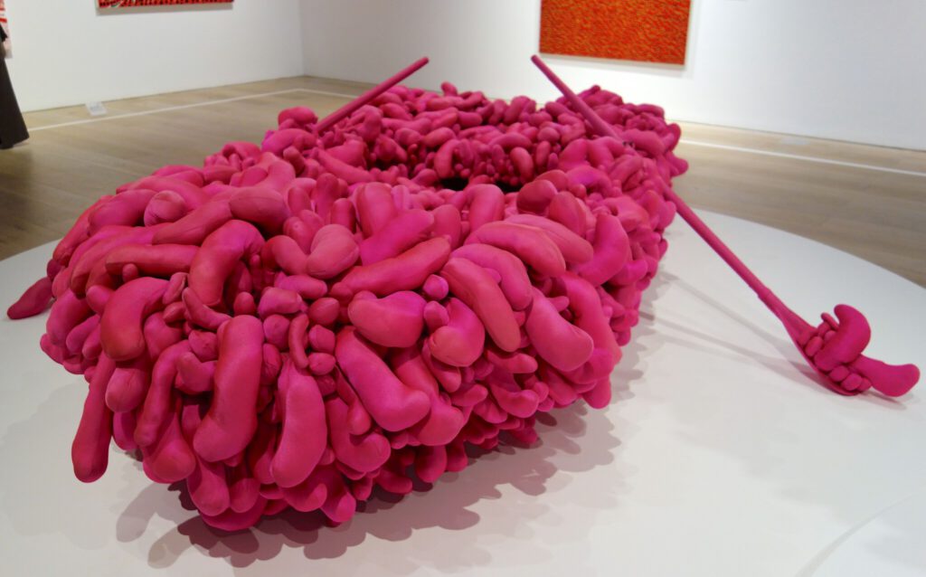 草間彌生 KUSAMA Yayoi ピンクボート Pink Boat, 1992, Stuffed sewn fabric, boat, pair-oar, 90 x 350 x 180 cm, Collection Nagoya City Art Museum, Aichi 名古屋市美術館 (愛知)