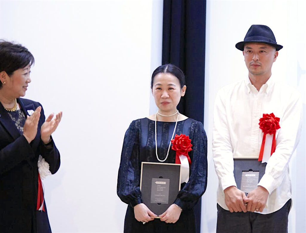 東京都知事 Tokyo Governor KOIKE Yuriko 小池百合子 with KAZAMA Sachiko 風間サチコ and SHITAMICHI Motoyuki 下道基行 @ Tokyo Contemporary Art Award ceremony 授賞式 2019年