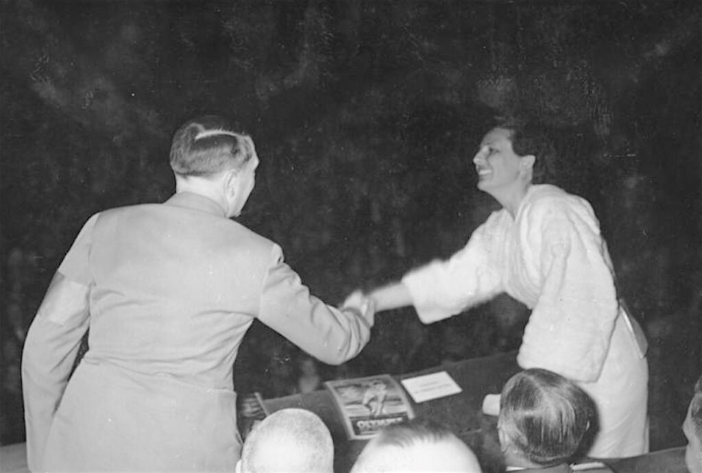レニ・リーフェンシュタールとアドルフ・ヒトラー「オリンピア」初上映