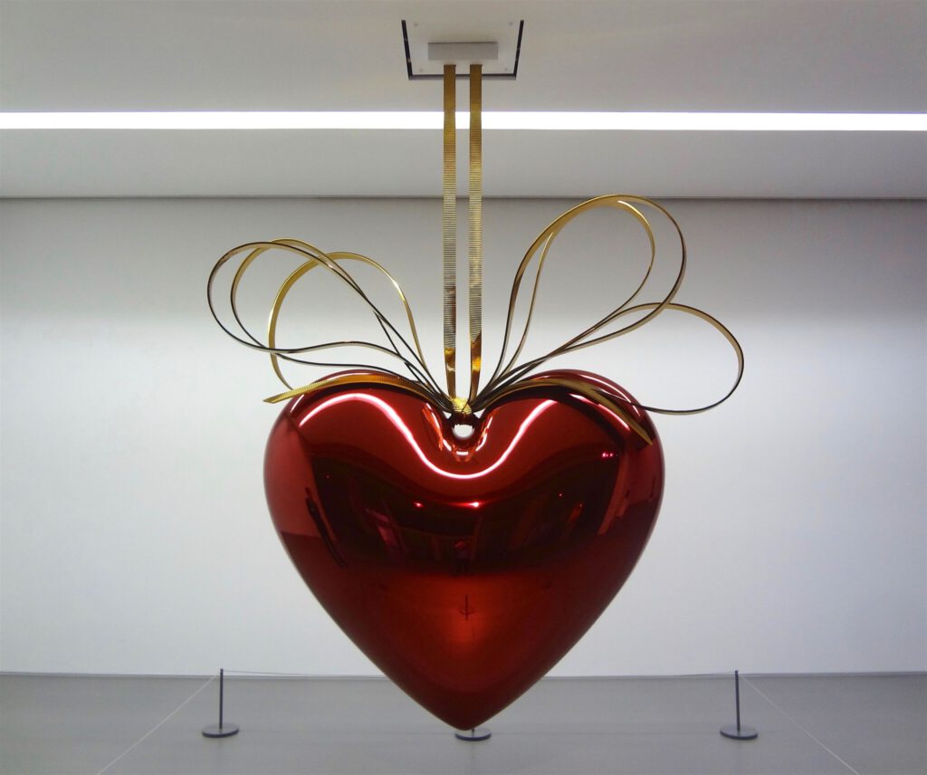 Jeff Koons “Hanging Heart (Red:Gold)” 1994-2006, Mirror-polished stainless steel with transparent colour coating